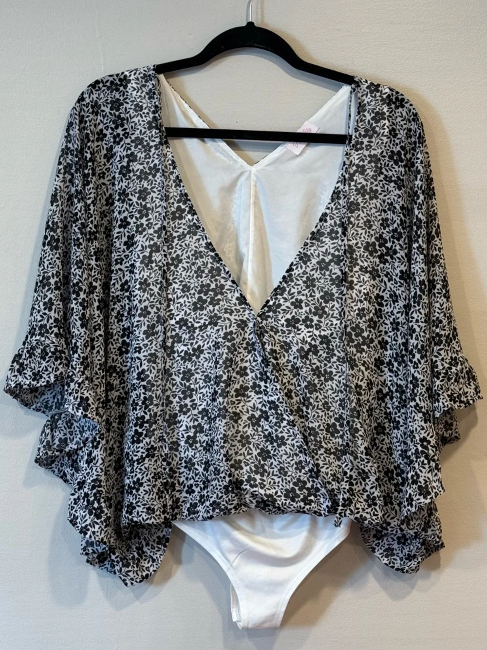 Pink Lily Floral Flutter Sleeve Black & White Boho Bodysuit Women's Small